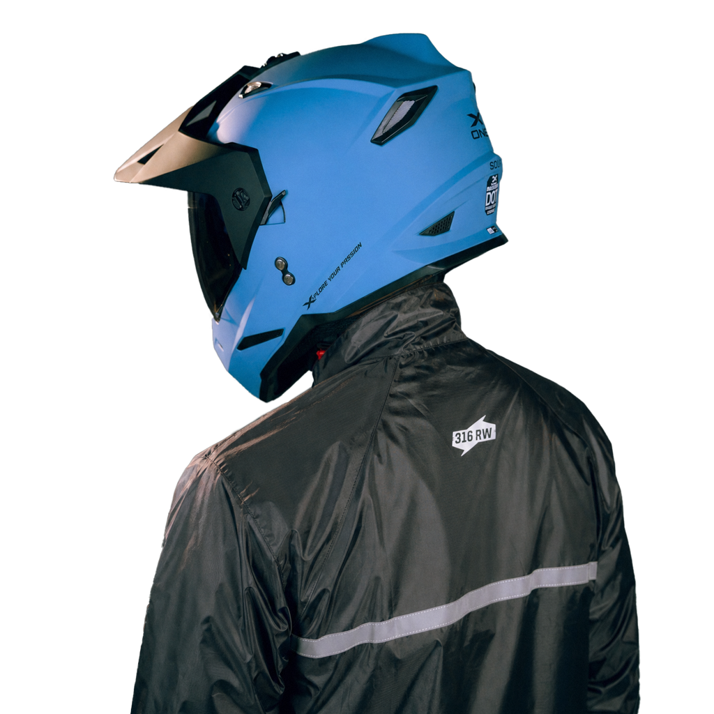 motociclista con casco x-one